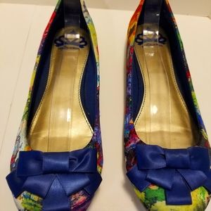 Women's shoes Flats Fergalicious 8M abstract print